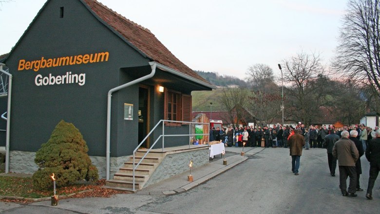 Bergbaumuseum Goberling, © Walter Laschober Außenansicht eines Holzgebäudes mit einer Menschenmenge davor.