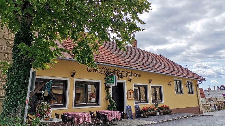Hangulatos légkör egy családi vállalkozásban, © Wiener Alpen Egy hagyományos vendéglő külső nézete, sárga homlokzattal és piros tetőcseréppel.