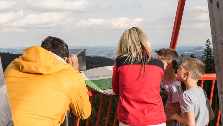 Paradiesische Blicke in Mönichkirchen, © Erlebnisalm Mönichkirchen, Martin Fülöp Menschen auf einem Aussichtspunkt in Mönichkirchen mit Blick auf die Landschaft.