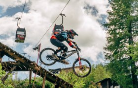 Bikepark Semmering, © Semmering Mountainbiker springt von Rampe im Bikepark Semmering.