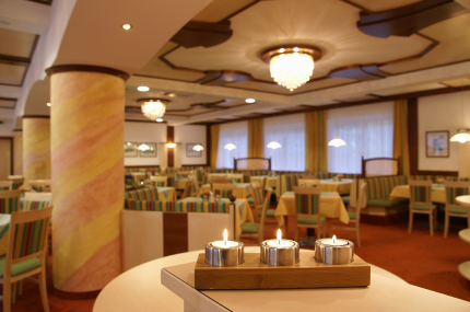 Saal im Hotel Thier, © Franz Thier Ein eleganter Hotel-Saal mit gedeckten Tischen, Kronleuchtern und Kerzen auf einem Tisch im Vordergrund.