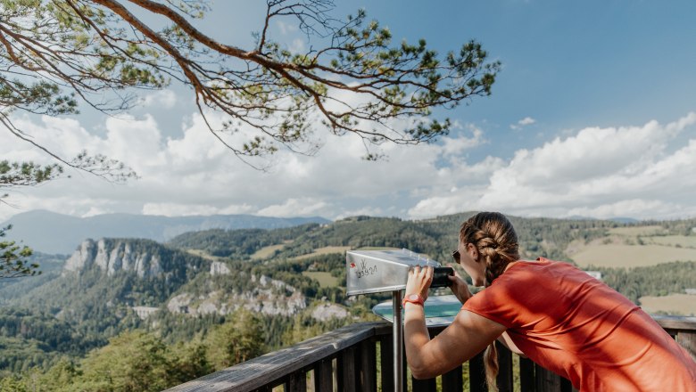 Semmering Bahnwanderweg, © Nicole Seiser Frau schaut durch emen viewer auf eine Berglandschaft am Semmering Bahnwanderweg.