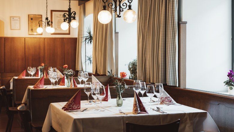 Frissítők Krumbachban, © Niederösterreich Werbung/David Schreiber Hangulatos étterem terített asztalokkal, borospoharakkal és virágvázákkal.