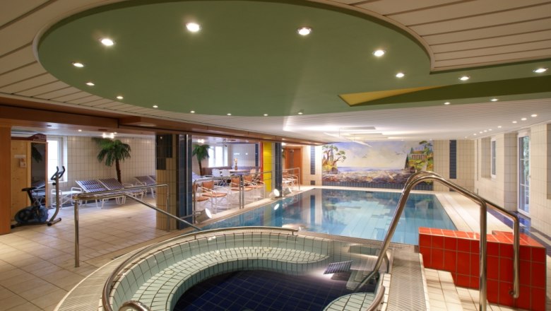 Pool im Hotel Thier, © Hotel Thier Innenpoolbereich mit Whirlpool und Liegestühlen im Hotel Thier.