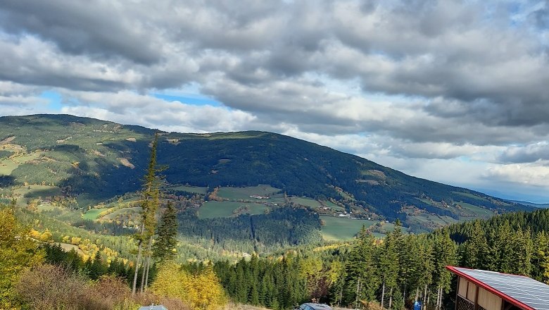 Csodálatos panoráma kilátás, © Koderholt Panorámakép egy dombos tájról, erdőkkel és mezőkkel, felhős égbolt alatt.