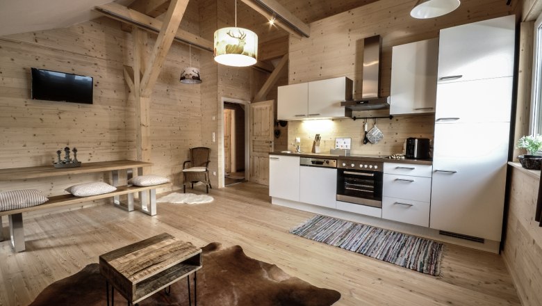 Stájer apartman, © Stefan Zimprich Hangulatos lakás fából készült falakkal, modern konyhával, étkezőasztallal és TV-vel. Rusztikus stílusú, szőnyeggel és fabútorokkal.