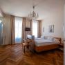vierzigerhof, © Niederösterreich Werbung / Maximilian Pawlikowsky Elegantes Hotelzimmer mit Doppelbett, Parkettboden und Kronleuchter.