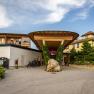 Naturhotel Molzbachhof, © Niederösterreich Werbung / Maximilian Pawlikowsky Eingang des Naturhotel Molzbachhof mit Holzverkleidung und Pflanzen.
