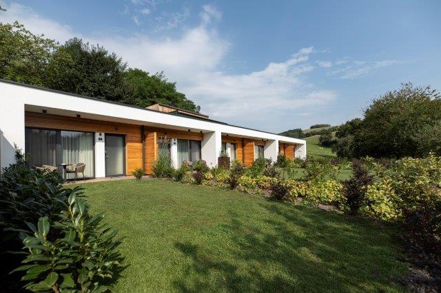Das Gästehaus im Triad, © Marketing Platzhirsch, Gobauer Modernes Gästehaus mit Garten und Terrasse.