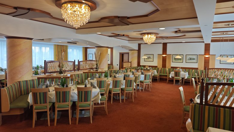 Saal2_HotelThier, © Franz Thier Elegáns étkező csillárokkal és terített asztalokkal a Hotel Thierben.