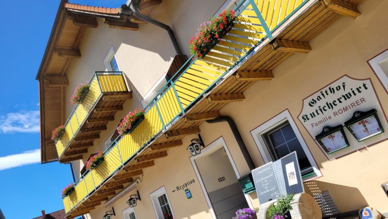 Kutscherwirt, © Tourismusverband Oststeiermark, Sarah Schweiger Außenansicht des Gebäudes mit gelben Balkonen und Blumenkästen.