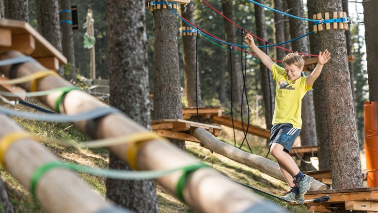 Balancing course on the swing path, © Erlebnisalm Mönichkirchen, Martin Fülöp Balancing course on the swing path, © Erlebnisalm Mönichkirchen, Martin Fülöp