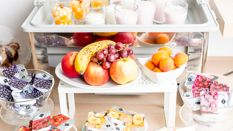Frühstück im Hotel Zentral, © Hotel Zentral Schwartz GmbH / Martin Haider Fotografie Buffet mit Obst, Marlmeladen, Joghurts und Fruchtsalat