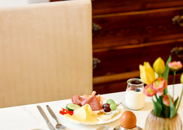 Frühstück im Hotel Zentral, © Gregor Kuntscher Großzügiges Frühstück vom Buffet mit Eiern, Gebäck,Wurst und Käse, Joghurt, Cerealien, Säften, Obst, Gemüse und Kaffer.