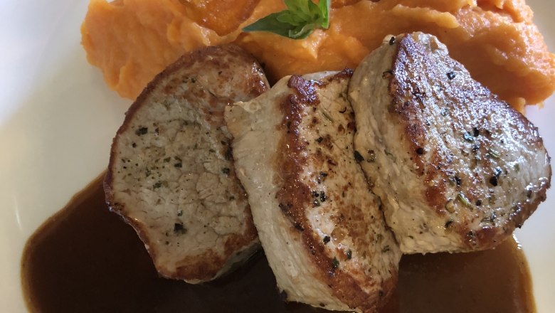 Das Leitner - Narnhoferwirt, © Tourismusverband Oststeiermark, Karin Leitner Ein Tellergericht mit Fleisch, brauner Soße, Süßkartoffelpüree und Gemüse.