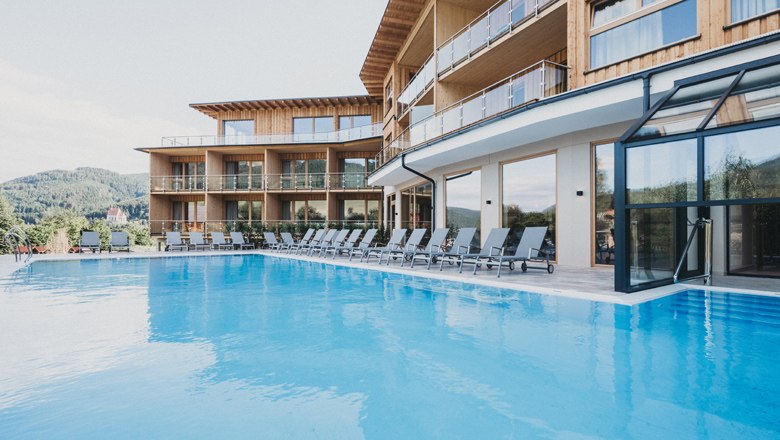 Pool mit Blick auf St. Wolfgang, © Heldentheater, Hotel Molzbachhof Pool mit Blick auf St. Wolfgang, © Heldentheater, Hotel Molzbachhof