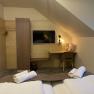 Doppelzimmer, © Hotel Post Hönig Ein gemütliches Hotelzimmer mit Doppelbett, Fernseher, Schreibtisch und Kleiderschrank.