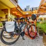Fahrradparkplatz beim Hotel Post-Hönigwirt, © Wiener Alpen/Martin Fülöp Fahrradparkplatz beim Hotel Post-Hönigwirt, © Wiener Alpen/Martin Fülöp