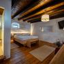 vierzigerhof, © Niederösterreich Werbung / Maximilian Pawlikowsky Gemütliches Zimmer mit Holzboden, Doppelbett, Dusche und moderner Einrichtung.