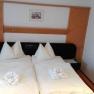 Hotel Schwarzer Adler, Doppelzimmer, © Roland Gressenbauer Ein Hotelzimmer mit einem Doppelbett. An der Wand dahinter hängt ein Bild.
