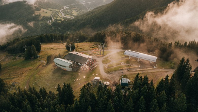 Semmering Hirschenkogel, Bergstation, Liechtensteinhaus, Region Semmering Rax, Wiener Alpen in Niederösterreich, © Semmering Hirschenkogel Blick auf die Bergstation der Bergbahn Semmering Hirschenkogel mit Liechtensteinhaus.