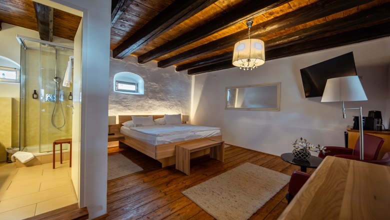 vierzigerhof, © Niederösterreich Werbung / Maximilian Pawlikowsky Gemütliches Zimmer mit Holzboden, Doppelbett, Dusche und moderner Einrichtung.