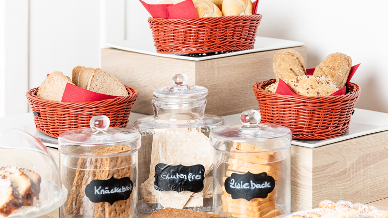Frühstück im Hotel Zentral, © Hotel Zentral Schwartz GmbH / Martin Haider Fotografie Buffet mit Gebäck wie glutenfreies Brot, Semmeln, Knäckebrot, Mehrkornweckerl