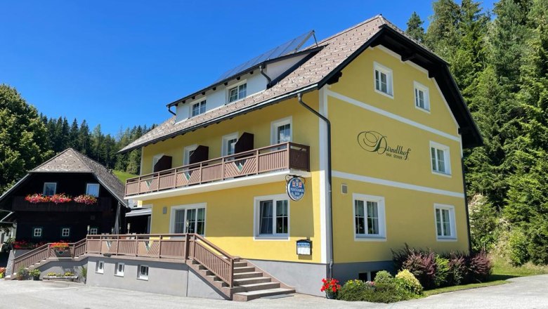 Dirndlhof, © Tourismusverband Oststeiermark, Maria Rein Gelbes Gebäude mit der Aufschrift 'Dirndlhof', dahinter beginnender Wald..