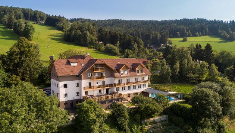 Hotel Schwengerer, © Hotel Schwengerer, Bernhard Bergmann Hotel in ländlicher Umgebung mit Wald und Wiesen im Hintergrund.
