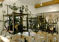 Alte mechanische Uhrwerke in einem Museum.