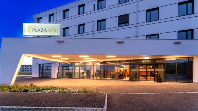 Au&szlig;enansicht des Plaza Inn Hotels in Wiener Neustadt bei D&auml;mmerung.