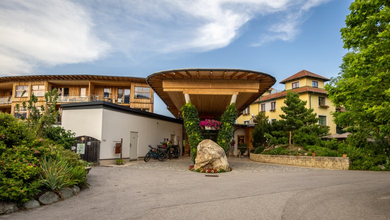 Eingang des Naturhotel Molzbachhof mit Holzverkleidung und Pflanzen.