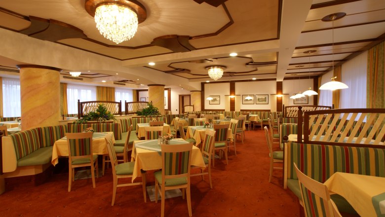 Eleg&aacute;ns &eacute;tkező csill&aacute;rokkal &eacute;s cs&iacute;kos k&aacute;rpitozott b&uacute;torokkal.