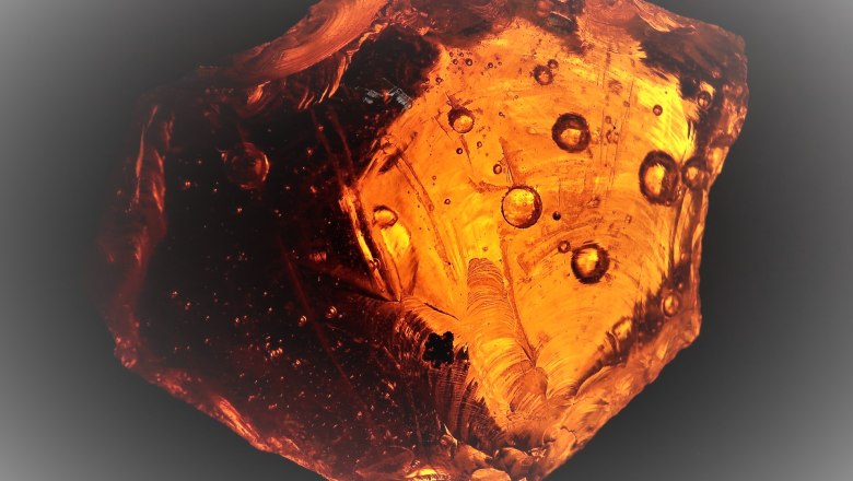 Nahaufnahme eines Bernsteins mit eingeschlossenen Luftblasen.