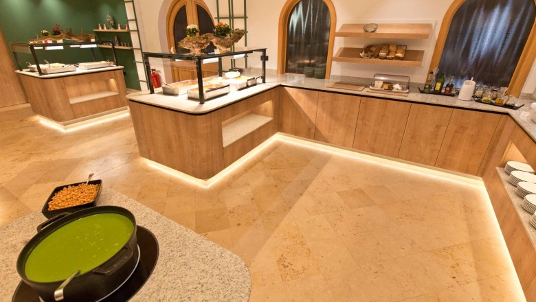 Moderner Buffetbereich mit Holzverkleidung und beleuchteten Theken.