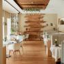 Innenansicht eines eleganten Restaurants mit Holzboden, modernen M&ouml;beln und dekorativen Holzelementen an der Wand.