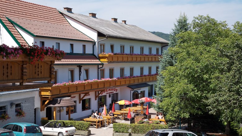 Gasthof-Pension Ödenhof, © Gasthof Ödenhof, Foto Wolfgang Gruber Gasthof-Pension Ödenhof mit Terrasse und geparkten Autos.
