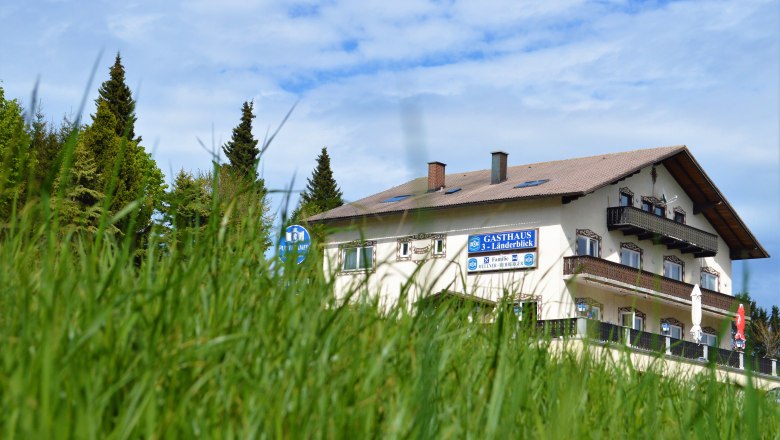 Gasthaus 3-L&auml;nderblick egy r&eacute;t m&ouml;g&ouml;tt, a h&aacute;tt&eacute;rben f&aacute;kkal.
