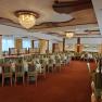 Eleg&aacute;ns &eacute;tkező csill&aacute;rokkal &eacute;s ter&iacute;tett asztalokkal a Hotel Thierben.