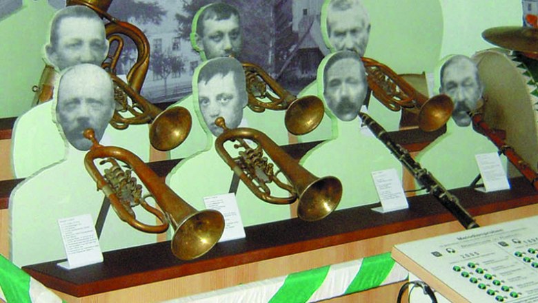 Ausstellung mit Blechblasinstrumenten und Pappfiguren.