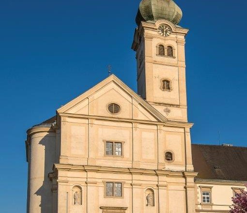 Barockkirche mit Turm und Zwiebelhaube.