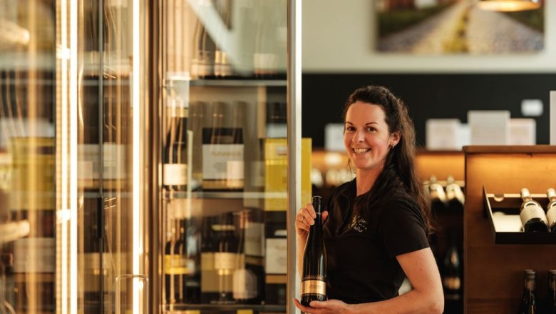 Die Vinothek beherbergt eine Vielzahl regionaler Weine, © Michael Reidinger