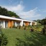 Modernes G&auml;stehaus mit Garten und Terrasse.