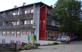 Au&szlig;enansicht des Hotel Thier mit Balkonen und rotem Schriftzug.