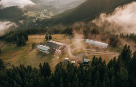 Blick auf die Bergstation der Bergbahn Semmering Hirschenkogel mit Liechtensteinhaus.