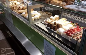 Eine Bäckereitheke mit verschiedenen Backwaren und Kuchen.