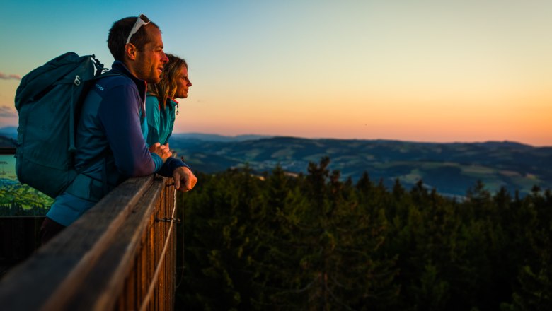 Sunrise on the viewing platform at Hutwisch, © Wiener Alpen/Martin Fülöp