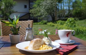 K&ouml;stliche Nachspeisen im Gastgarten genie&szlig;en, &copy; Hotel Belvedere