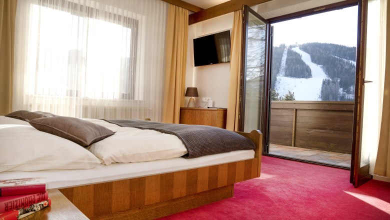 Hotelszoba nyitott erk&eacute;llyel &eacute;s kil&aacute;t&aacute;ssal a h&oacute;val bor&iacute;tott s&iacute;p&aacute;ly&aacute;ra.