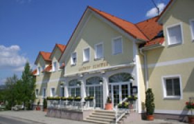 Außenansicht des Gasthof mit gelber Fassade und rotem Dach..